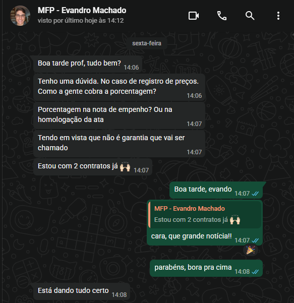 Conversa de WhatsApp em que o aluno tira uma dúvida sobre registro de preços e comemora estar com dois contratos fechados.
